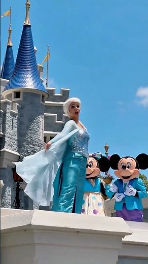 Would this be your dream Disney moment at Magic Kingdom? ❄️🎀🏰✨