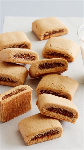 WEELICIOUS on Instagram: "HOMEMADE FIG BARS 💜 Comment ‘FIG’ and I’ll DM you the recipe and step by step images. Who’s ready for back to school recipes 💁🏼‍♀️🌟Let’s FREEZE a batch for back to school! This homemade version of a classic tastes even better with a naturally sweet figgy center and soft graham cracker cookie dough wrapped around the outside. Perfect for a lunchbox or after school treat! #fignewtons #fig #snackfood #snacktime"