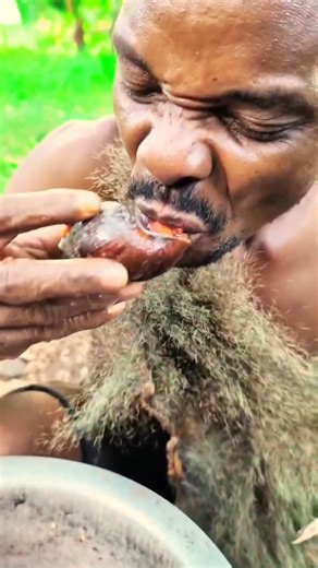 Wow! Flavorful snails cooked in a traditional rainy season style. 🌧️🐌🍲😋”