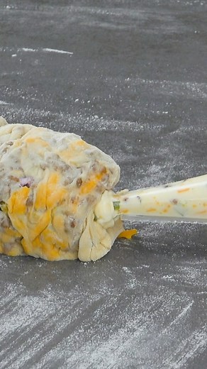 🍔 Cheeseburger-Kuchen mit Frischkäse 🍔 Kuchen und Cheeseburger gehören nicht zusammen? Wir sagen: doch! Heute gibt es ein Rezept für Cheeseburger-Kuchen mit Filoteig und Frischkäsecreme. Wir belegen den dünnen Teig mit Hackfleisch, Gewürzgurken, Zwiebeln, Käse und feurigen Jalapeños und füllen ihn dann mit einer würzigen Creme aus Frischkäse. Am Ende wird alles in einer Auflaufform im Ofen gegart und fertig ist ein ausgezeichneter Cheeseburger-Kuchen. Den Link zum ausführlichen Rezept findest 