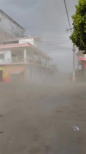 La zona norte del Estado de Veracruz ya desde las primeras horas de esta tarde de sábado está recibiendo los embates del frente frío Número 27 con fuertes vientos que ya mantienen sin energía eléctrica a Cazones de Herrera. | El portal de Mary