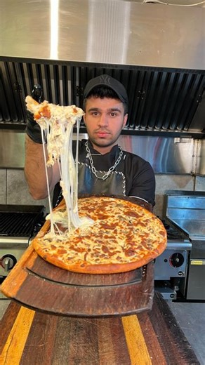 ‎اشکان صادقی | پست مشترک‎ on Instagram: "Have you ever seen a pizza like this?! Chicken breast with mushroom sauce @ashkan.ws2 .#chicken #pizzalover"