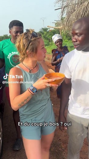 🌍 En route vers notre mission humanitaire dans un village reculé du nord du Togo, nous avons fait une pause improvisée qui s’est transformée en une véritable immersion culturelle. Les habitants nous ont chaleureusement invités à goûter à une boisson locale emblématique : le Tchoukoutou 🍻. ⸻ 🍺 Le Tchoukoutou est une bière traditionnelle togolaise, principalement consommée dans le nord du pays. Elle est élaborée à partir de sorgho ou de mil, fermentés selon des méthodes ancestrales. Cette boiss
