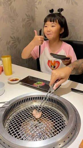 BBBB酷琪琪 | 長工在烤牛舌 阿紫默默在旁邊表演 這牛舌看起來很新鮮😝 | Instagram