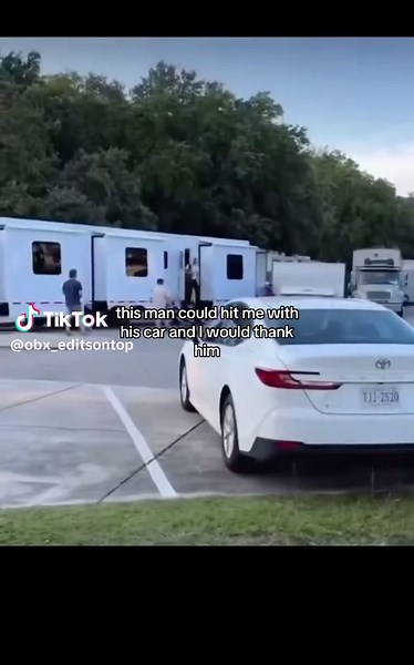 Drew Starkey Behind The Scenes of Outer Banks