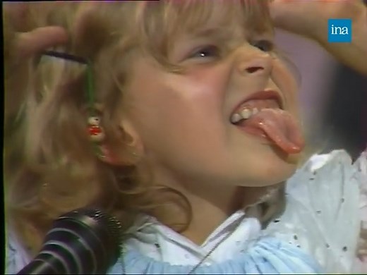 ÉCOLE DES FANS 😝 Plus tard, c'est catégorique, Stéphanie ne veut pas avoir d'enfants parce que quand ils sont grands ils font "que de faire des bêtises" ! Ce qui est certain, c'est que la petite fille fait une très belle interprétation de "C'est la faute à Dabogert" de Carlos. | INA