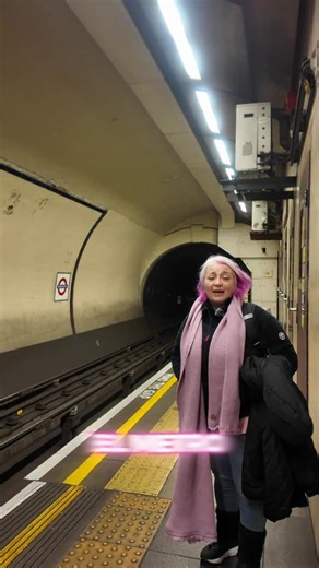 🚇 El metro de Londres no es caótico… caótico es usarlo sin Google Maps 😅 Con unos pasos simples y el ojo puesto en lo correcto, podés moverte como un local: – Elegí transporte público en la app ✅ – Seguí el color de la línea y la terminal 🎨 – Confirmá el andén y relajá ✨ – Confianza > pánico Así evitás perderte, correr de estación en estación y llegar al destino con estrés innecesario. 👉 Guardá este video 📌 💬 Contame: ¿qué parte del Tube te confunde más? 👯 Compartilo con esa persona que s