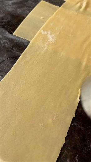 ‎עומר חן | עוגיות מרוקאיות |מגשי אירוח | פטיסרי‎ on Instagram‎: "מספאן: לבצק: 1/2 כוס מים 1/2 כוס שמן ביצה 3 כוסות קמח למלית: 1 כוס שקדים מולבנים וקלויים טחונים לאבקה גרידה מלימון שלם 4 כוסות אבקת שקדים 2 כוסות סוכר 2 סוכר וניל 2 חלמונים 4 ביצים m (מוסיפים ביצה נוספת לפי הצורך) אופן ההכנה : 1. במיקסר מעבדים את חומרי הבצק ונותנים לו לנוח כחצי שעה. 2. למלית: במעבד מזון טוחנים את השקדים , האבקת שקדים הלימון והסוכר מוסיפים בהדרגה את הביצים ונותנים למסה להתקרר כשעה במקרר. 1. במכונת פסטה מרדדים את הבצ