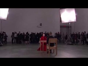 Lors d’une performance artistique, elle reste impassible face à tous… jusqu’à ce qu’il arrive.