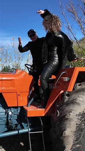 ΑΕΙ ΣΑΠΕΡ Πάμε στα μπλόκα με το τρακτέρ ΤΡΑΓΟΥΔΙ - Μάρθα & Σάκης Ζαφειρόπουλος - (2 μέρος)