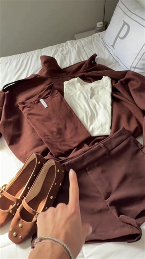 T-shirt essentials Clar Store: como usar look marrom vs branca