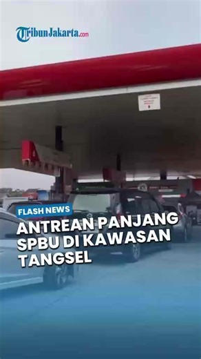 Antrean Panjang Kendaraan di SPBU Bintaro Tangerang