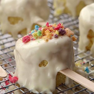 119K views · 623 reactions | So this mean I can totally have this cake pop for breakfast, right? | VIX Yum | Facebook