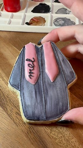 Decorate this graduation cookie with me! #satisfyingvideos #relaxingvideos #cookiedecorating #cookieinspo | Crunch’s Cookies