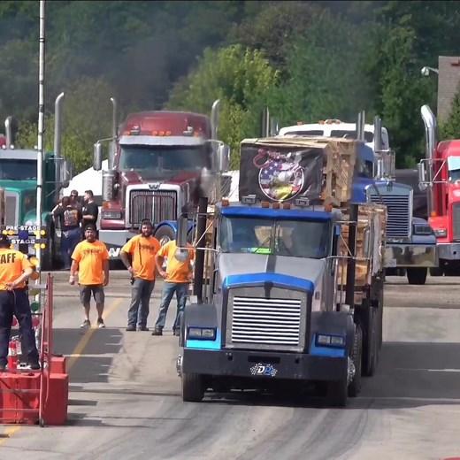 Kenworth in rage mode loaded drag racing #kdub #semi #semicrazy #rollingcoal #diesel | BUILT Diesel MAFIA