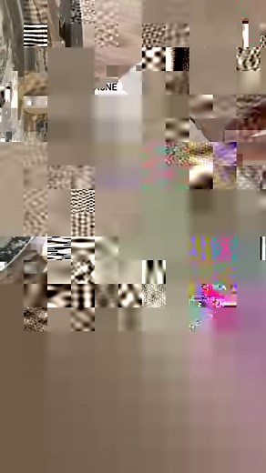 Domácí samotvrdnoucí hmota 👉 1 hrnek jedlé sody, 1/2 hrnku škrobu (já jsem měla kukuřičný), 3/4 hrnku vody. Směs zahřívejte na mírný plamen a jak se začne odlepovat od pánve, zabalte ji do pečícího papíru a nechte vychladnout. Z hmoty vykrájejte ozdoby a nechte je na vzduchu uschnout. Pokreslit je můžete třeba akrylovými fixami. Pokud se směsí nepracujete, zabalte ji do potravinářské folie a nechte v pokojové teplotě. Osobám s citlivou pokožkou doporučuji používat rukavice. Co na ozdoby říkáte?