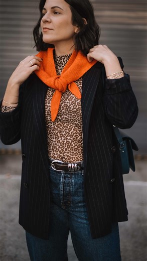 Jessica Camerata | HOW TO TIE A TRIANGLE SCARF This is my favorite way to tie a triangle scarf as it doesn’t get too bulky. Step One Take one end of the... | Instagram