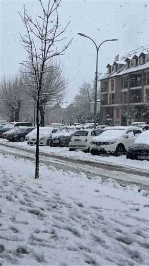 El Español de Aragón on Instagram: "❄️ Benasque presenta hoy una imagen invernal después de las nevadas registradas en los últimos días. 🔴 Además, la AEMET mantiene para mañana, día 21, un aviso amarillo por nevadas en el Pirineo oscense entre las 12:00 h y las 23:59 h, por lo que se pide prudencia en los desplazamientos y atención a los avisos oficiales. 📹 @farmaciabenasque #aragon #pirineo #nieve"