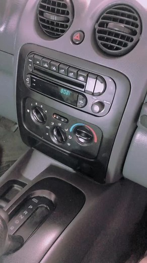 Instalación de Radio Jeep Liberty 02-07: Parte 1