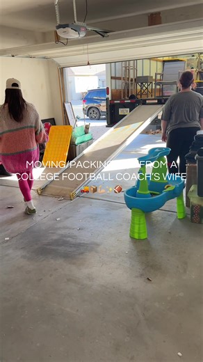 Packing up to move is HARD! I hope this tips can help you in your next move! #moving #packing #movingtips #packingtips #helpfultips