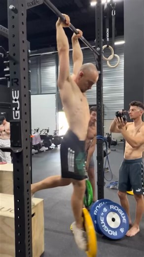 Si tu maîtrises déjà le muscle-up mais que tu penses manquer de force pour le passer en lesté, alors ces quelques lignes t’aideront à le débloquer prochainement. Je t’explique. Étant moins bon en tirage qu’en poussée, j’ai longtemps galéré sur le muscle-up avant de maîtriser tous ses aspects. Passer mon premier muscle-up en 2015 était une belle victoire mais celle du muscle-up lesté était pour moi encore plus satisfaisante ! La plupart des gens sont persuadés manquer de force alors qu’en réalité