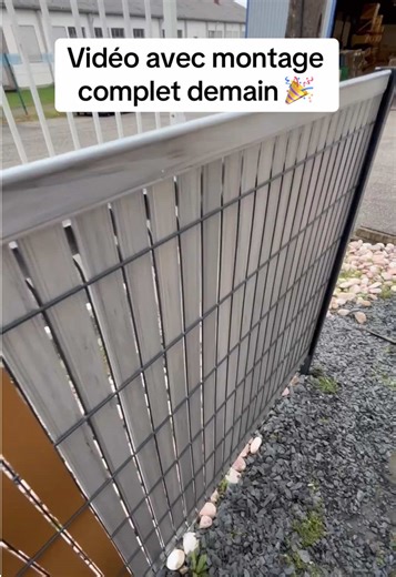 Brise-vue PVC Blanc Grisé malgré le vent ils sont de sortie 🤍🩶👑