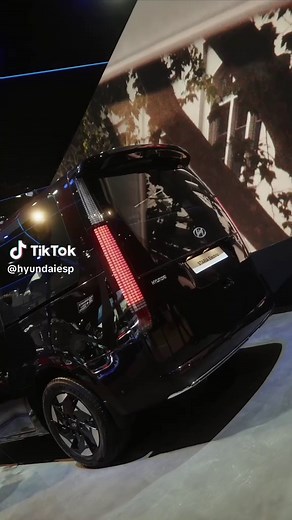 Hyundai STARIA Eléctrico: ⚡️ espacio eléctrico, diseñado pensando en las personas. Con una autonomía de hasta 400 km según el WLTP y 🔋 carga rápida de 800 voltios. #Poweryourworld #HyundaiSTARIA #BrusselsMotorShow2026 #Hyundai