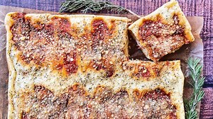 How to make a simple, tasty pizza in a cake pan