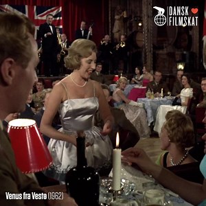 Den britiske sanger Vera Lynn døde i torsdags, 103 år gammel! Hun var kendt som de engelske styrkers "Sweetheart" under 2. verdenskrig og optrådte for mange af de udsendte tropper rundt om i verden. Af samme grund fik hun en lille, men vital rolle i den danske modstandsfilm "Venus fra Vestø", hvor hun skal forestille at synge på en restaurant i London anno 1940. | Nordisk Film