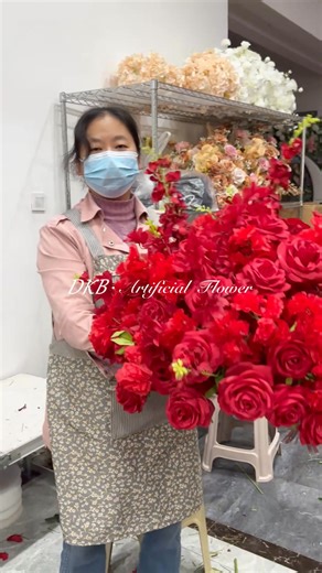 FB055🌹Classic and elegant red rose floral centerpieces❤️Christmas wedding decorations are especially popular🥰and we offer free custom floral designs. 👑www.dkbflower.com👑 #dkbflower #luxury #redrose #weddingflorals #christmasflroals #christmasdecorations #flowerballs #flowercenterpieces | Artificial flowers（Fengqiu zhaogang silk flower factory）