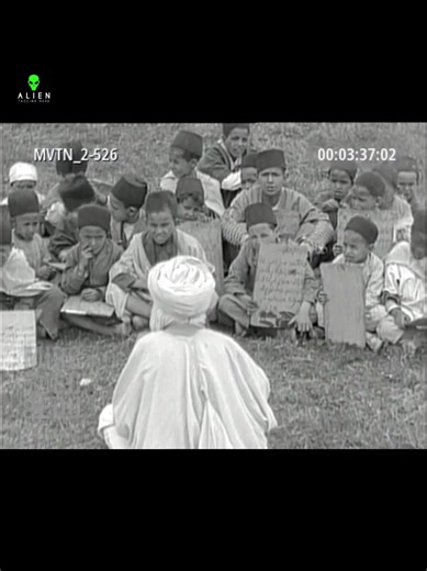 مشاهد متنوعة لامرأة تنسج سجادة، وأطفال يتناولون الطعام معًا. مشهد لمعلم يشرح للأطفال. مجموعة من الصبية يجلسون على الأرض ويرددون نصًا مكتوبًا على لوح. مجموعات من الصبية يجلسون حاملين ألواحًا مكتوبًا عليها باللغة العربية ويتحدثون إلى المعلم.😅 #الجزائر #بوسعادة_المسيلة__الجلفة_الاغواط #نايلي #nostalgic #الشعب_الصيني_ماله_حل😂😂