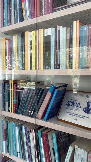 📚 Del 2 al 6 de febrero vuelve la Feria del Saber. Libros de política, medio ambiente, paz, antropología, conflicto, desarrollo, género, filosofía y más, Libros que sí se usan en clase y descuentos que no se repiten. Esta edición estará abierta a todo el público interesado en libros de ciencias sociales, con inscripción previa a través del formulario: https://cisocial.es/fs-redes 📍 Piso 2 del Franco #ElSaberSeLlevaEnLasManos