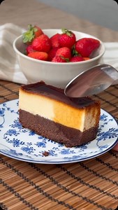 CHOCOFLAN o PASTELIMPOSIBLE 🛒 INGREDIENTES ✅ Para un molde de 25 centímetros de largo y 10 de ancho ► CARAMELO (0:16) (se puede sustituir por caramelo comprado) ● 200 gramos de azúcar ● 40 mililitros de agua ● Zumo de medio limón (incluso menos) ► CAPA DE FLAN (1:05) ● 5 Huevos tamaño grande, los L ● Esencia de vainilla ● 200 mililitros de nata para montar (la que tiene 35% de materia grasa) ● 200 gramos de leche condensada ● 200 gramos de queso crema ✅ Para hornearlo tienes que precalentar el 
