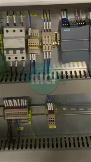 Las normativas no solo evalúan el diseño de una protección, también consideran el tiempo y su condición real. Una protección que ha operado durante años sin revisión, con calentamiento visible o conexiones degradadas, ya no ofrece el mismo nivel de seguridad. Que un tablero siga encendido no significa que siga protegido. Las protecciones térmicas y termomagnéticas no existen para cumplir un requisito en papel, existen para contener fallas antes de que se conviertan en accidentes, daños mayores o