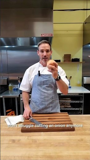 The best way to peel and dice an onion without tears @TheSweetsavoryclassroom #onion #chopping