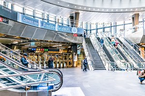 Stasiun Subway NYC fulton street modern di pedalaman pusat kota...