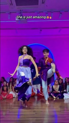 Bumbro Bumbro 💛 | Most Beautiful Mehndi Dance 💃 | Kashmiri Wedding #dance #trending #viraldance