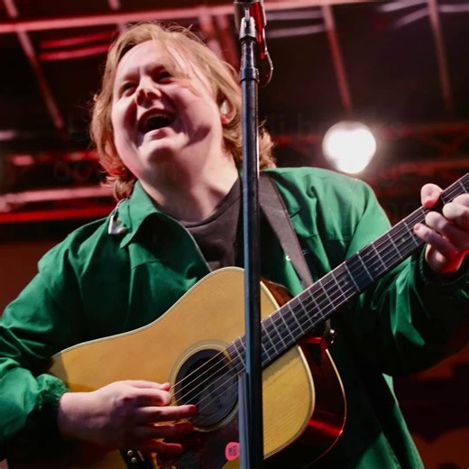 🎥 Lewis Capaldi breaks down in tears on stage as he reveals new song about 'saddest time' of his life | Daily Record