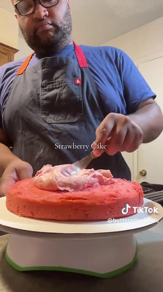 Full credit to @adrianna for this amazing recipe🫶🏾☺️👏🏾! (**I converted the recipe for a 10in round cake) I’m not the best cake decorator but at least it taste amazing. I need help @Karla Benitez ‼️🙈 😂 . . . #strawberry #strawberrycake #desserts #baking #homemadecake . . . @Hedley & Bennett @Kroger @Costco Wholesale