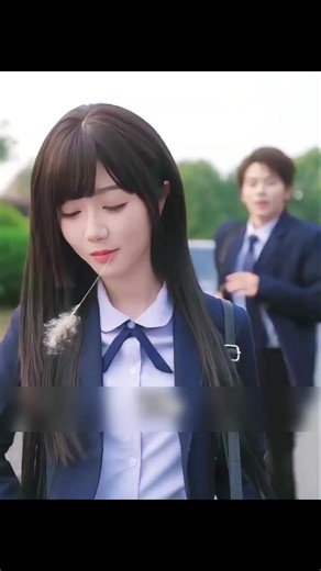 "Tatapan Tajam Sang Pewaris" Di sebuah sekolah elit, seorang gadis bia...