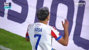 Aos 15 min do 1º tempo - chute de dentro da área defendido de Ramón Sosa do Paraguai contra o Equador