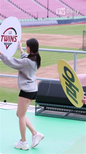 #진수화 #치어리더 사복 리허설에 시원한 원숄더 니트🤭 #lg트윈스 #엘지트윈스 #야구 #응원 #직캠 #shorts (영상제공-스포츠투데이)