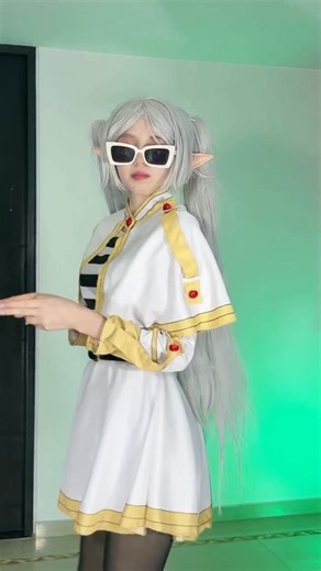 Adrimarced on Instagram: "Frieren is back 💚…and I’m not as flexible anymore. Must be the age 🧝🏻‍♀️ #frieren #frierenbeyondjourneysend #frierencosplay"