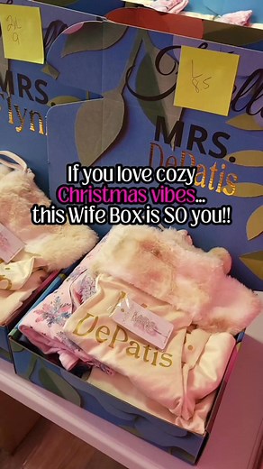 Cozy wife vibes are officially here 🎀✨ We’re panning over the Merry & Bright November Wife Box!! It’s packed with festive, personalized goodies that make wife life feel even sweeter this season. Think twinkle lights, cocoa nights, soft tees, and all the holly-jolly charm you deserve 🎄💅 Every item is handpicked to bring comfort, sparkle, and main-character holiday energy right to your doorstep. It’s the perfect box to bring in the coziest season of the year! What You Get in Every Wife Box: ✨ 4