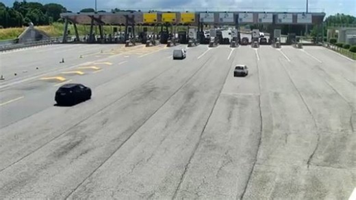 VIDEO. La voiture fonce dans le péage sans freiner : 3 morts et 6 blessés