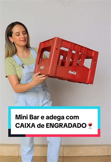 Fiz uma mini adega/mini bar com uma CAIXA de ENGRADADO🥂🍾 Quem me vê fazendo tanto cooler e mini bar pensa que eu bebo, né?🤣 Aqui só suco e leite🫠 Não permito repost🚫 #decoracao #diydecor #diyideas #decoracaocriativa #decoração