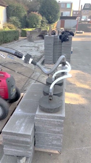 Fast And Work-Easing Paving With A Vacuum Paving Machine