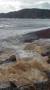 A Plouha, fortement touchée par le déluge, la digue de la plage du Palus a cédé sur une vingtaine de mètres au niveau de l'arrivée du cours d'eau Le Corzic. | La Presse d'Armor