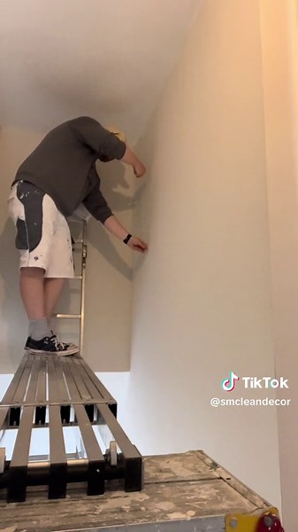 Use a Plumb Bob for Straight Wallpaper: DIY Guide