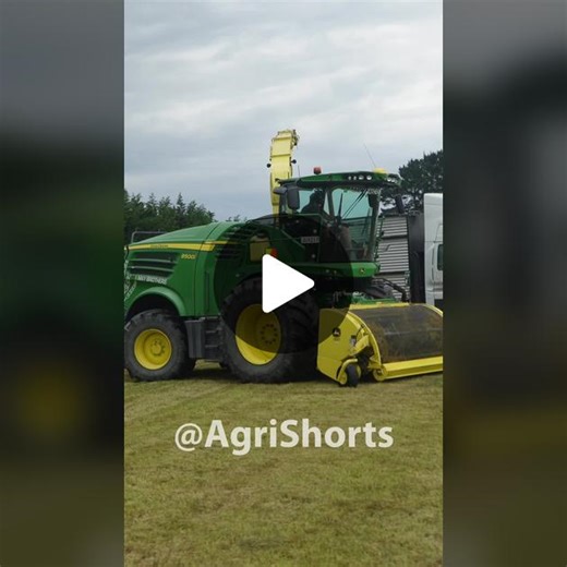 John Deere Chopping Silage - Farming Equipment Video